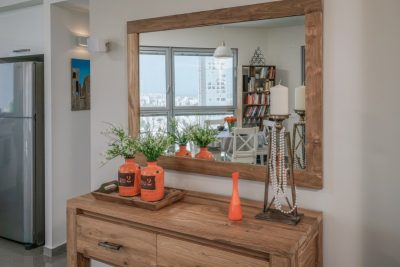 רהיטי עץ בקומה ה-27