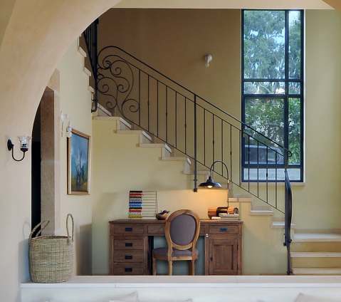 שולחן Ambassador בגימור מולבן