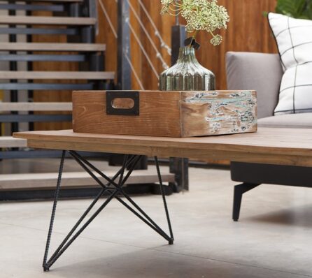 שולחן סלון מעץ עם רגלי ברזל