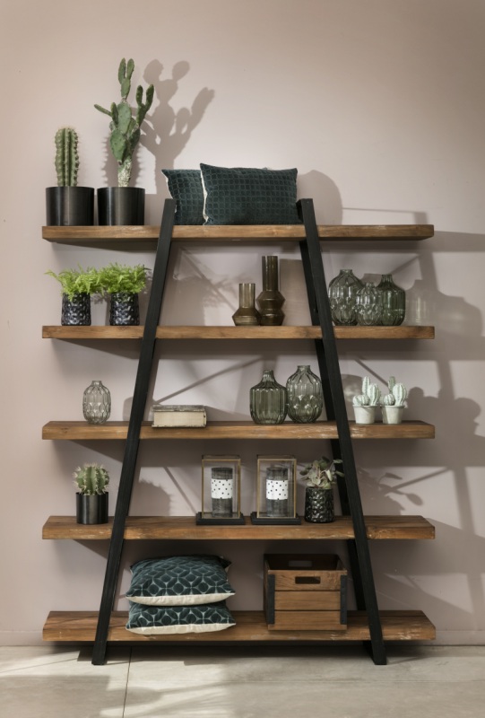 ספריה מעץ עם מדפים פתוחים