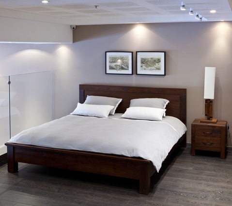 שידת לילה Golan בגימור עץ כהה