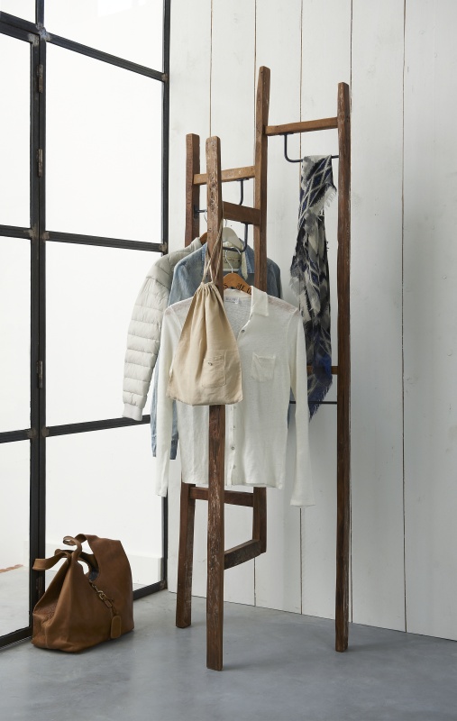 מעמד לבגדים מעץ