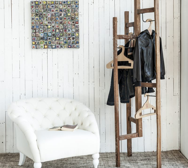 מתלה בגדים מעץ מלא