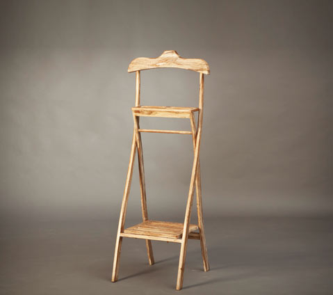 מתלה חליפות מעץ