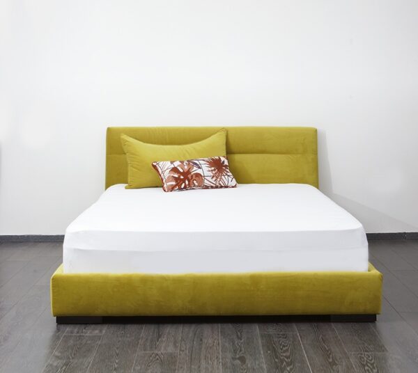 מיטה מרופדת צהובה