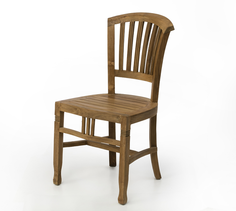 כיסא עץ מלא עם פיתוחים