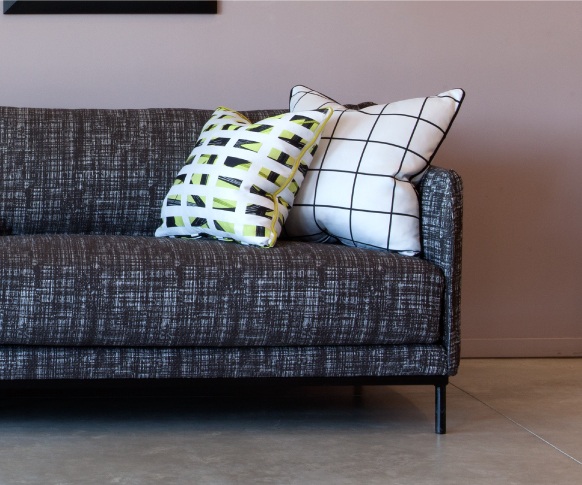 ספה תלת מושבית מעוצבת לסלון