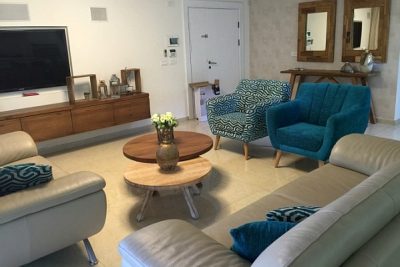 מעצבים את הסלון עם רהיטי עץ מלא