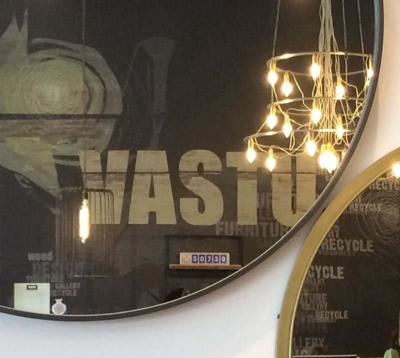 מראה עגולה עם מסגרת שחורה מראה עגולה עם מסגרת שחורה