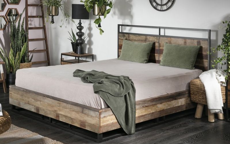 מיטה מעץ טיק ממוחזר