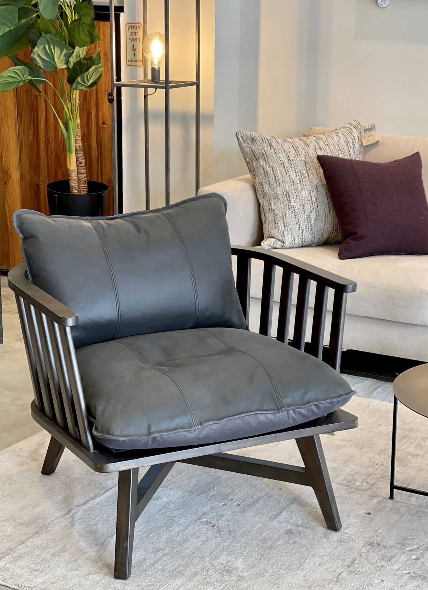 כורסת עץ שחורה