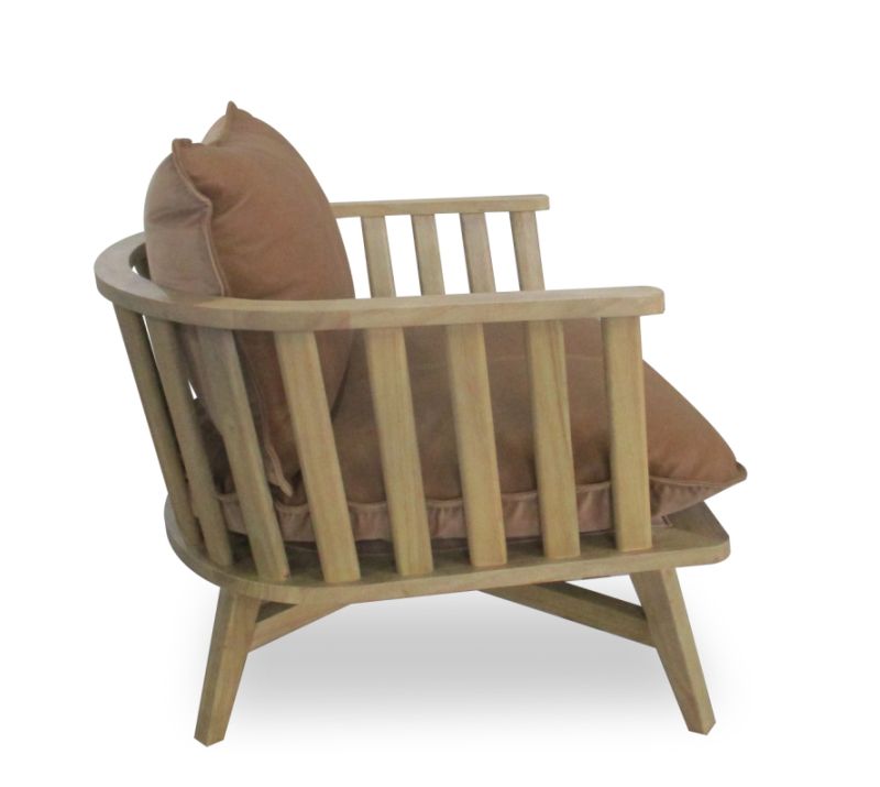 כורסת עץ עם כריות מרופדות