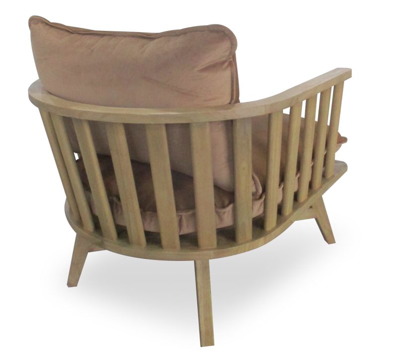 כורסת עץ עם כריות