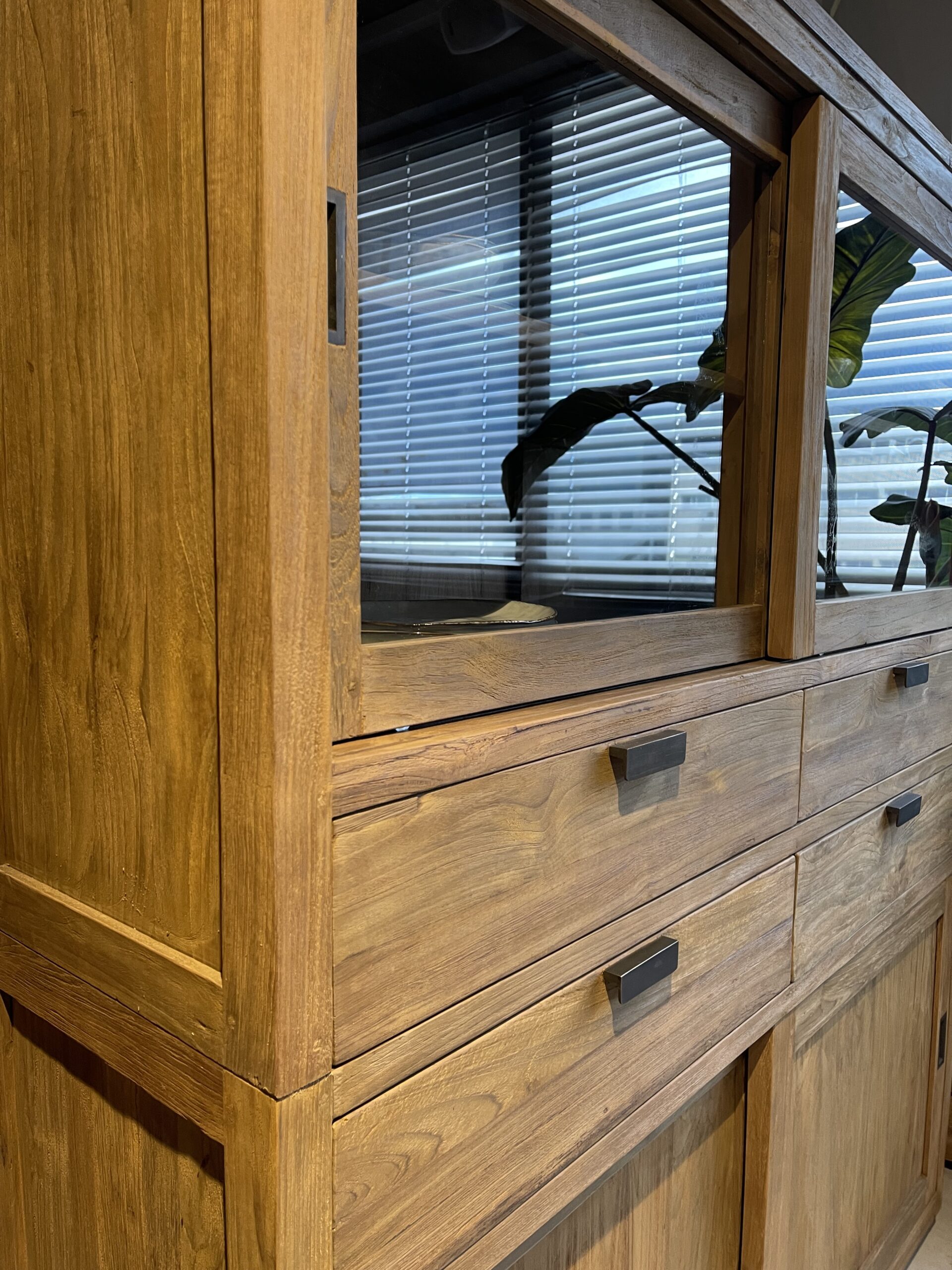 ויטרינה עם מגירות