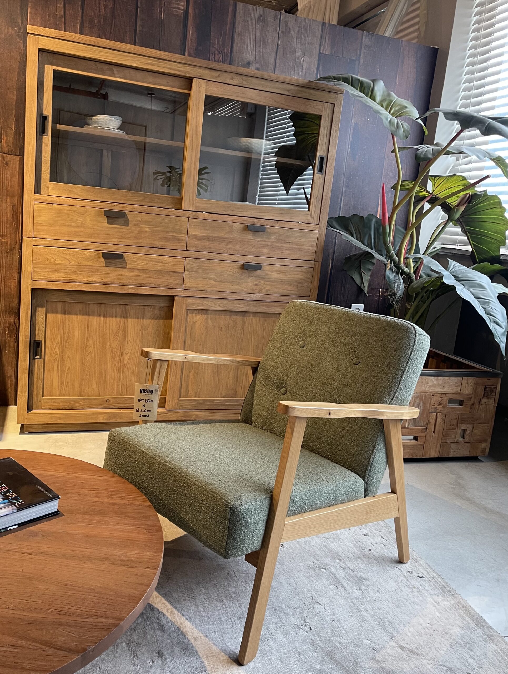 ויטרינה מעץ עם מגירות