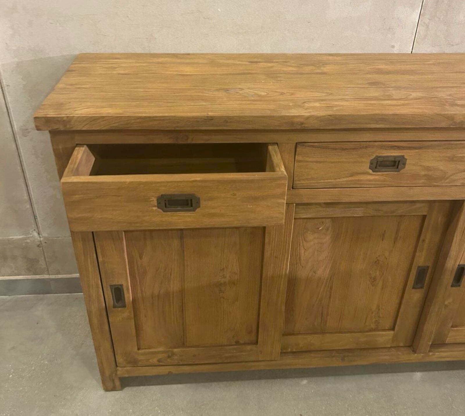 מזנון עץ מלא עם מגירות